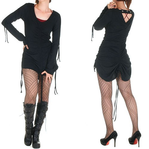 Look completo con vestido negro y botas, medias de rayas diagonales de frente y de espalda