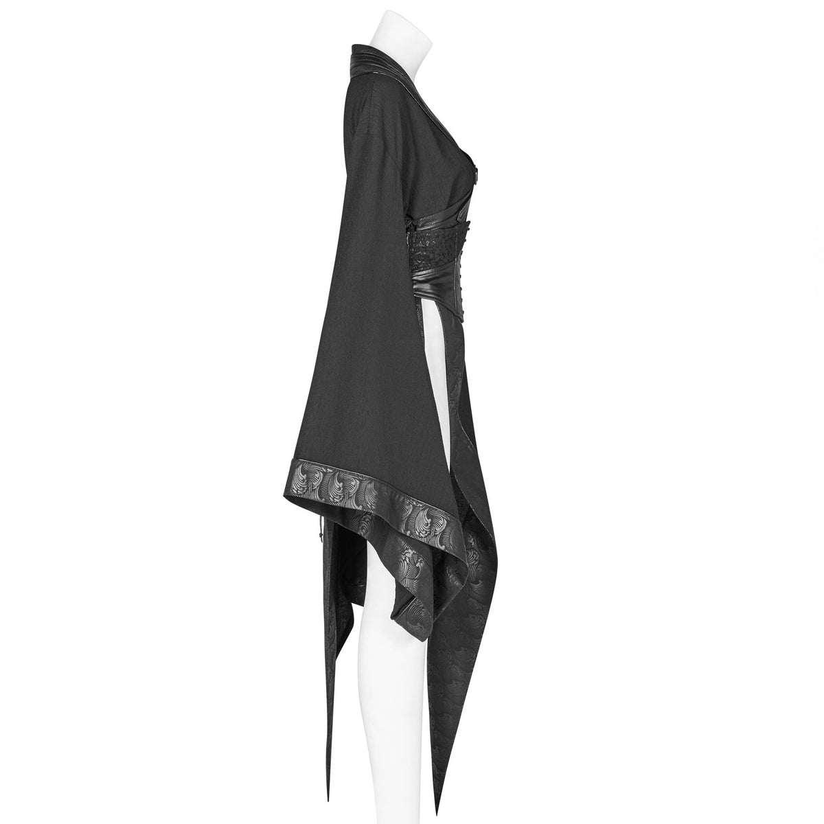 Lateral de la chaqueta kimono negra con la abertura y la manga ancha