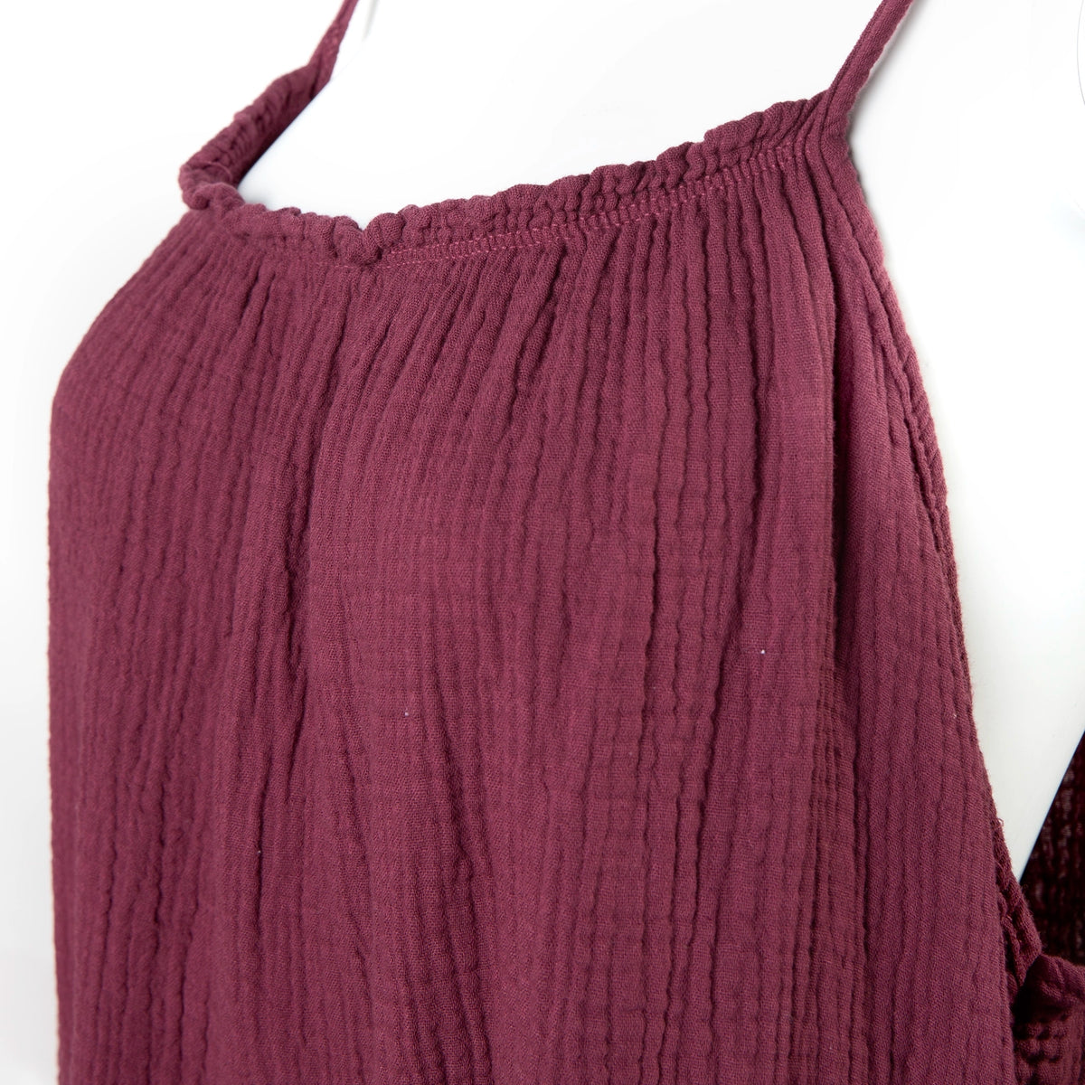 Vestido burdeos de tirantes finos con volante