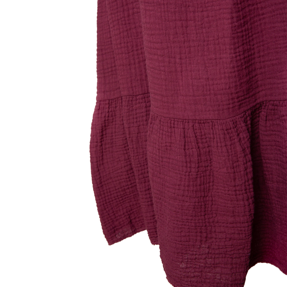 Vestido burdeos de tirantes, caída de la falda