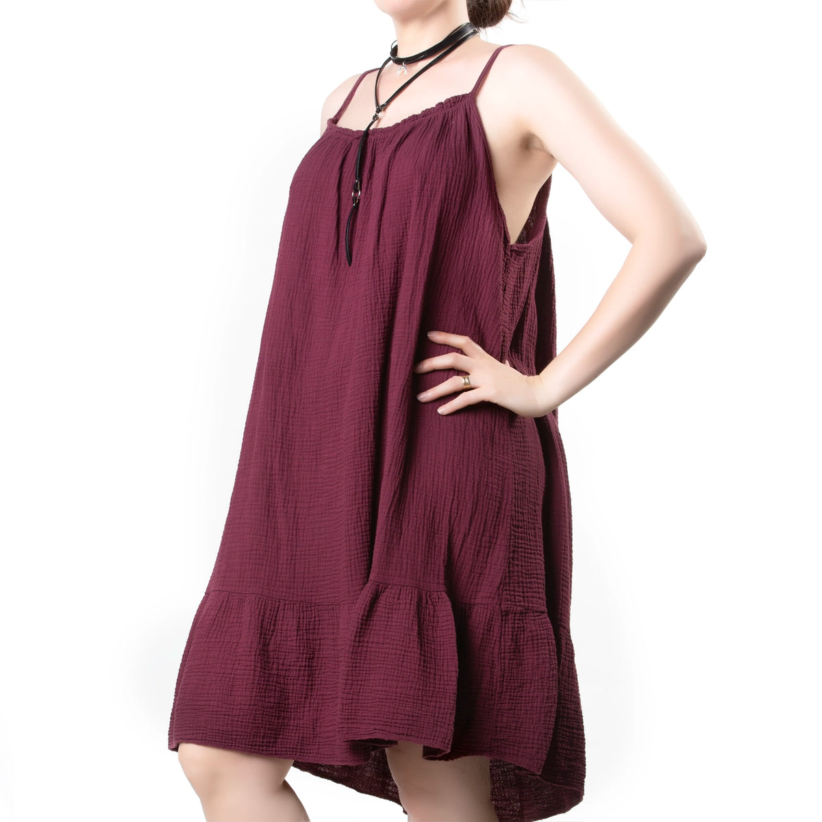 Vestido burdeos de tirantes combinado con arnés
