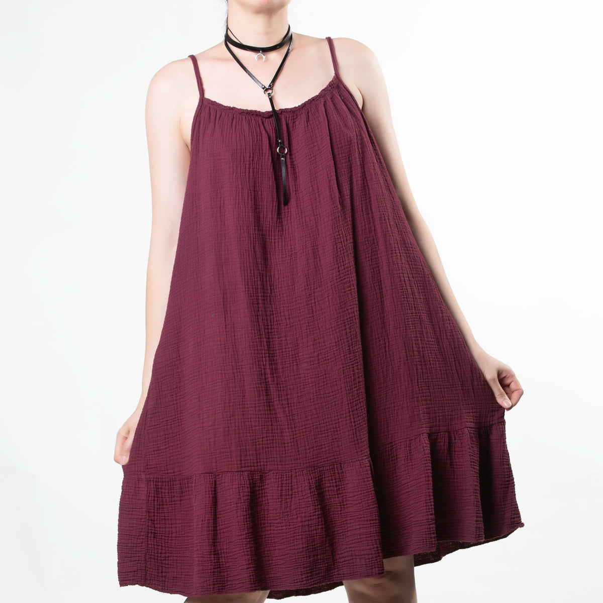 Vestido burdeos de gasa de algodón, textura del tejido