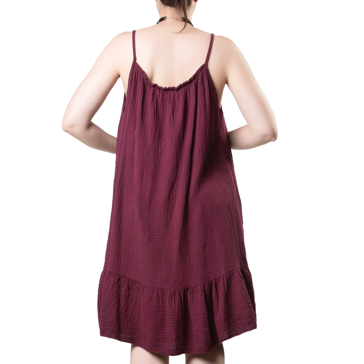 Vestido burdeos de tirantes, detalle volante en el bajo