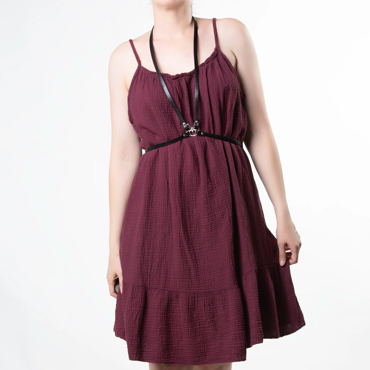 Vestido burdeos de tirantes con volante, vista trasera