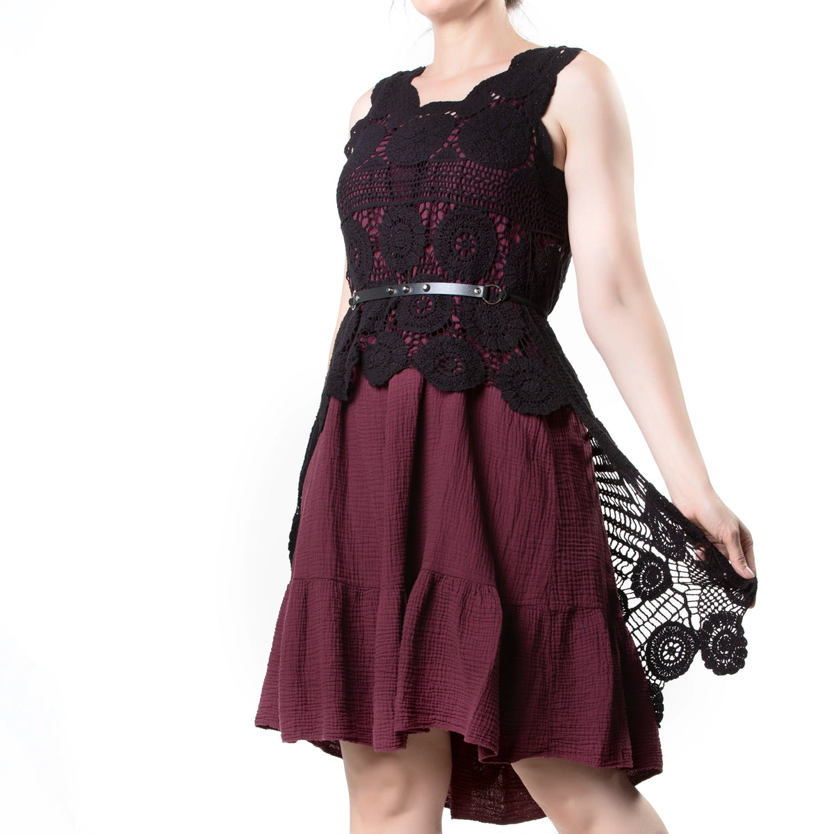 Vestido burdeos combinado con top de crochet negro