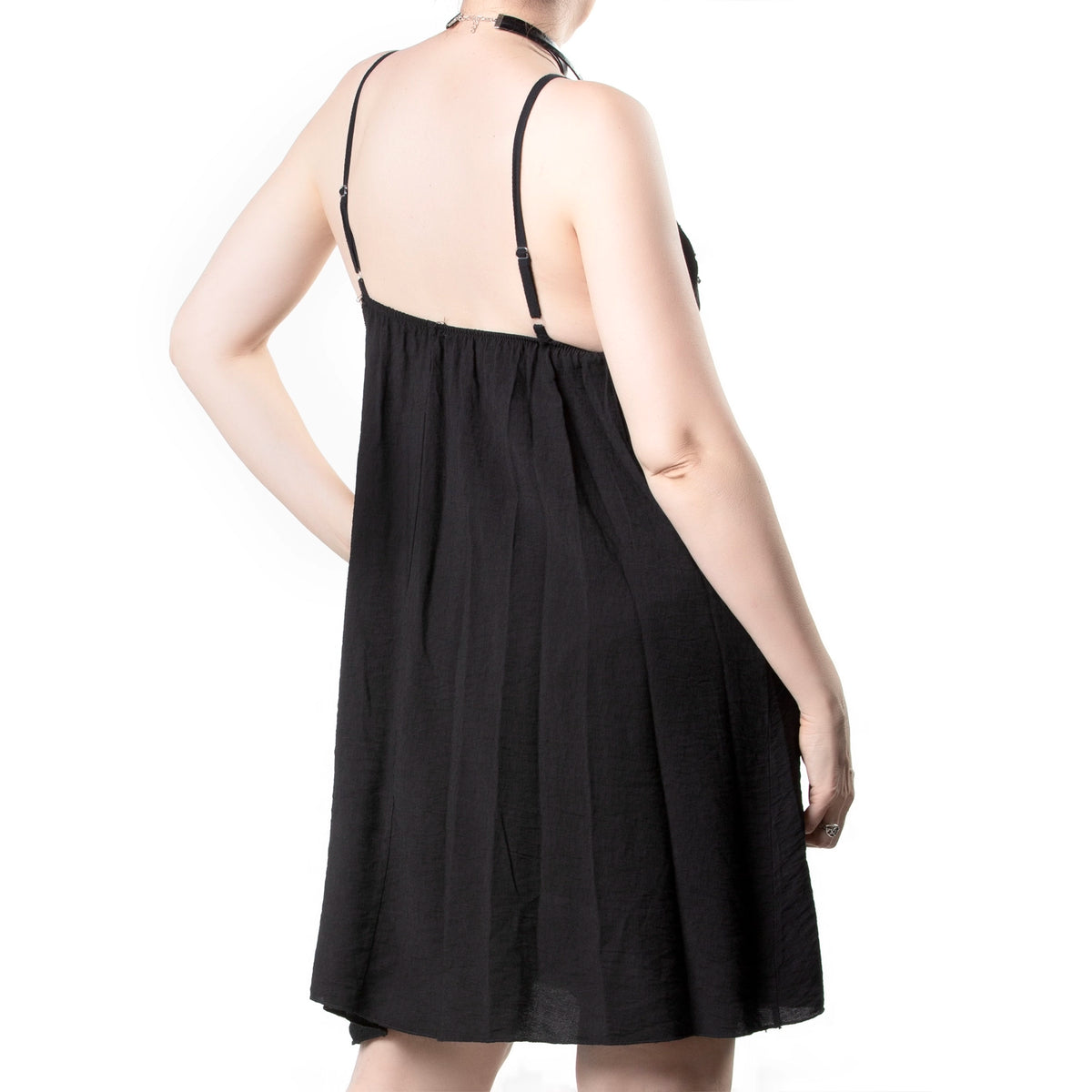 Vestido Corto Negro Babydoll con Tachuelas Plateadas