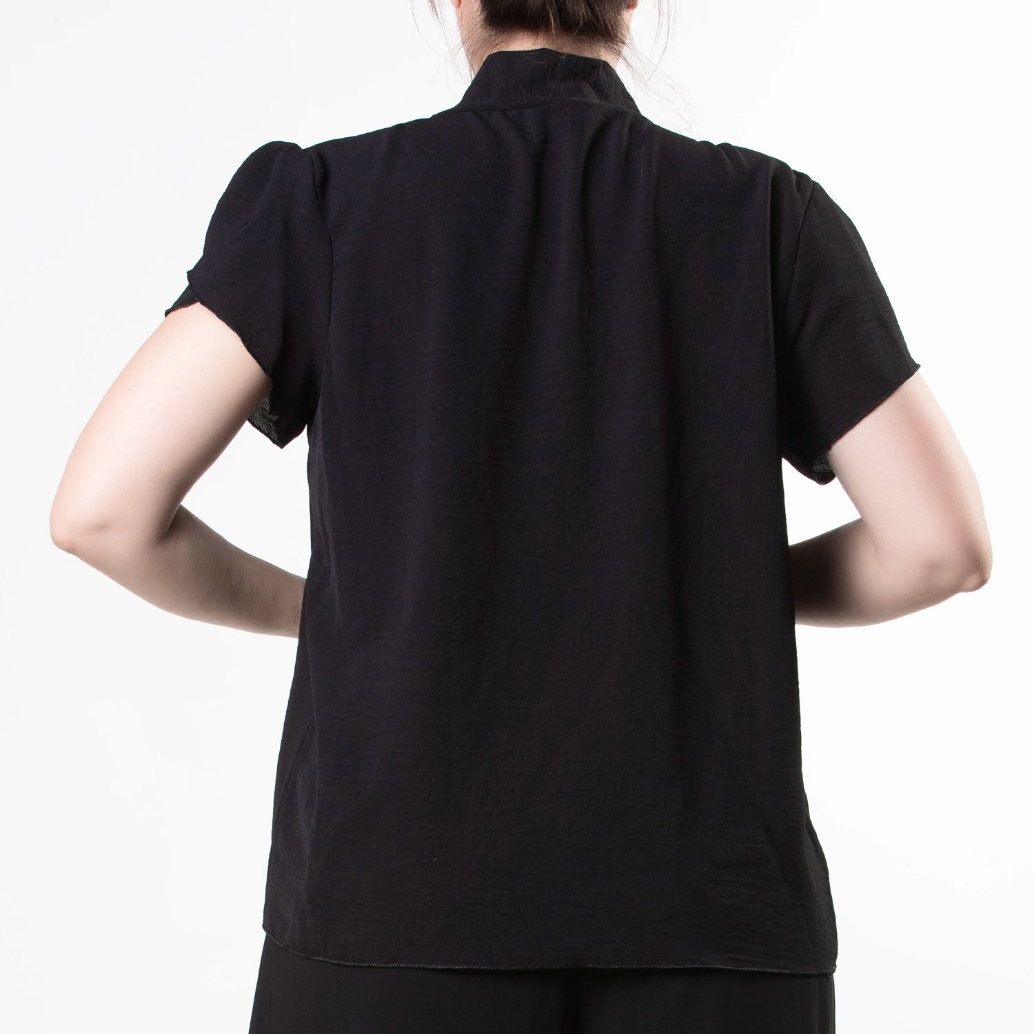Blusa Negra con Cuello de Lazo y Manga Tulipán