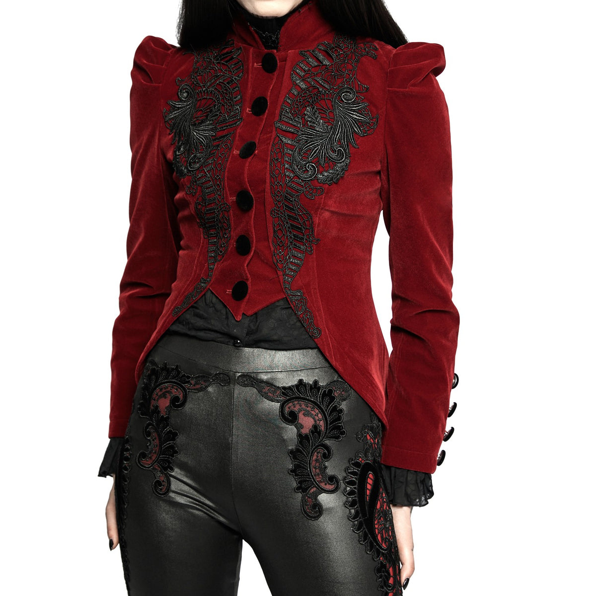 Chaqueta victoriana de terciopelo rojo con encaje negro puesta, detalle del delantero