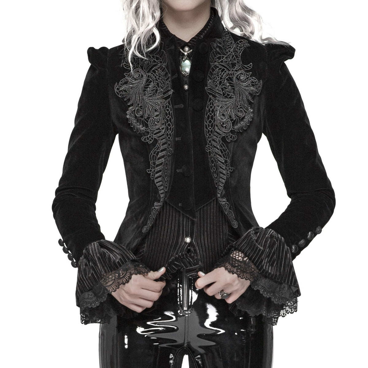 Chaqueta victoriana de terciopelo negro puesta, detalle del encaje y los puños