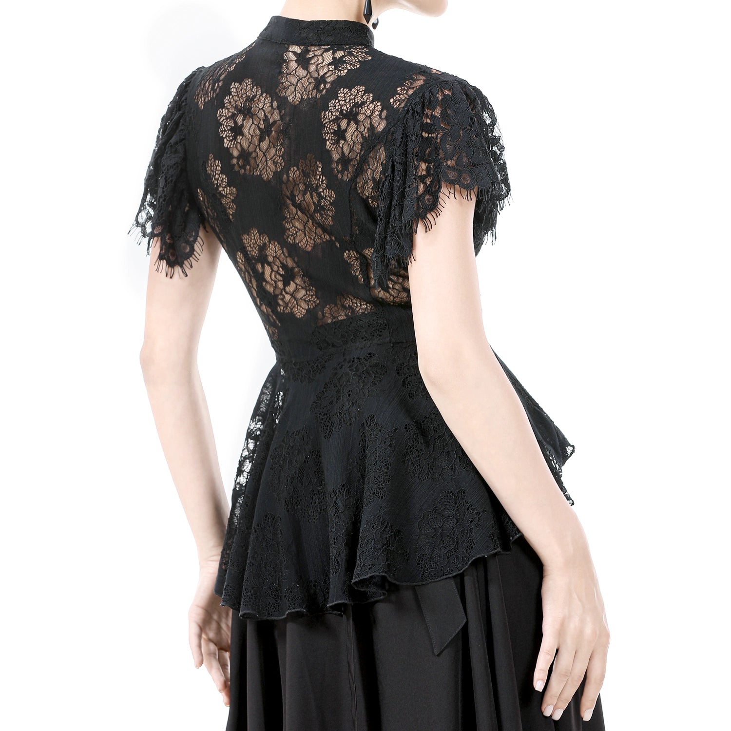 Top gótico com cruzados e renda floral preta