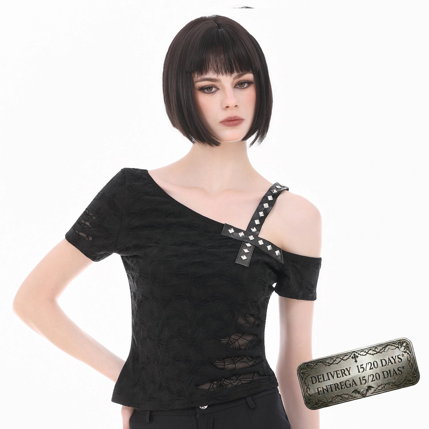 Camiseta Asimétrica con Cruz de Tachuelas y Hombro al Aire