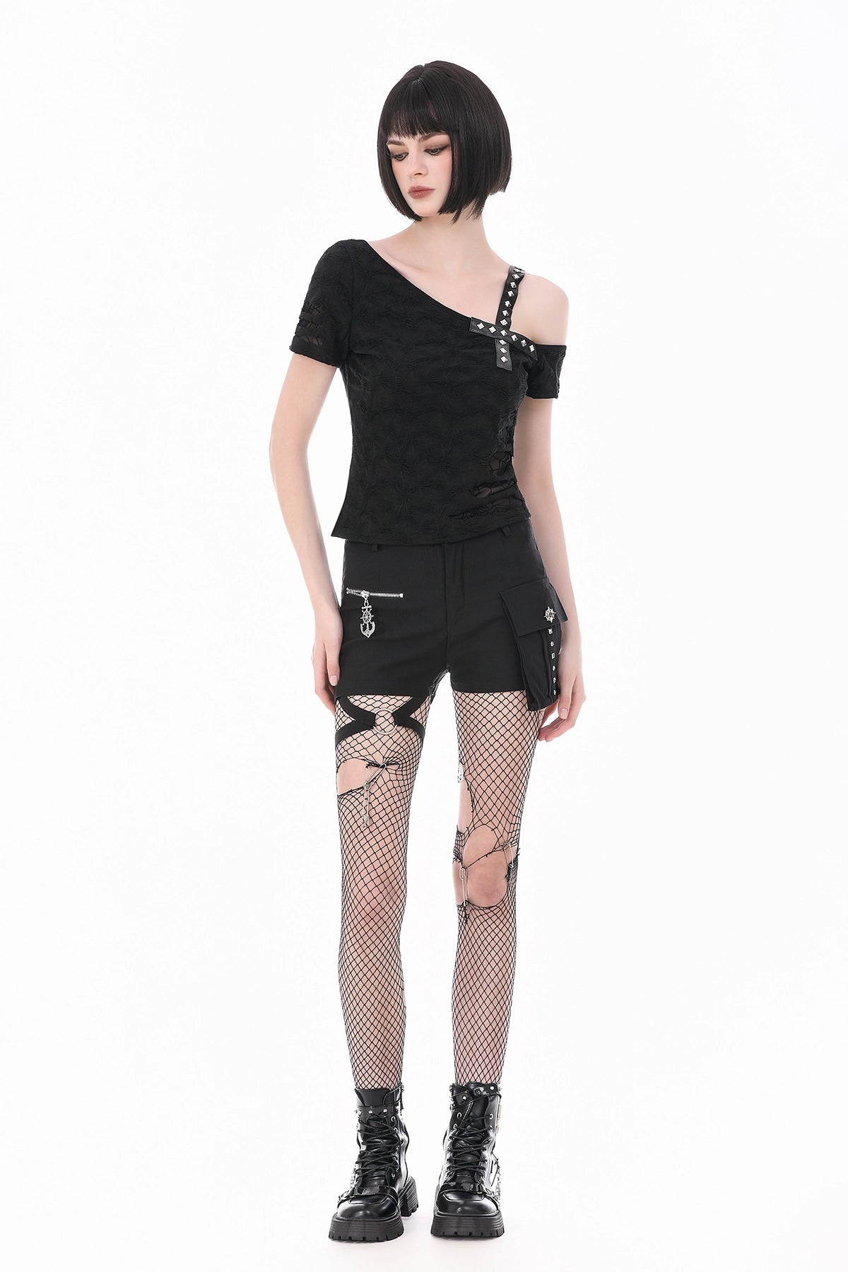Camiseta Asimétrica con Cruz de Tachuelas y Hombro al Aire