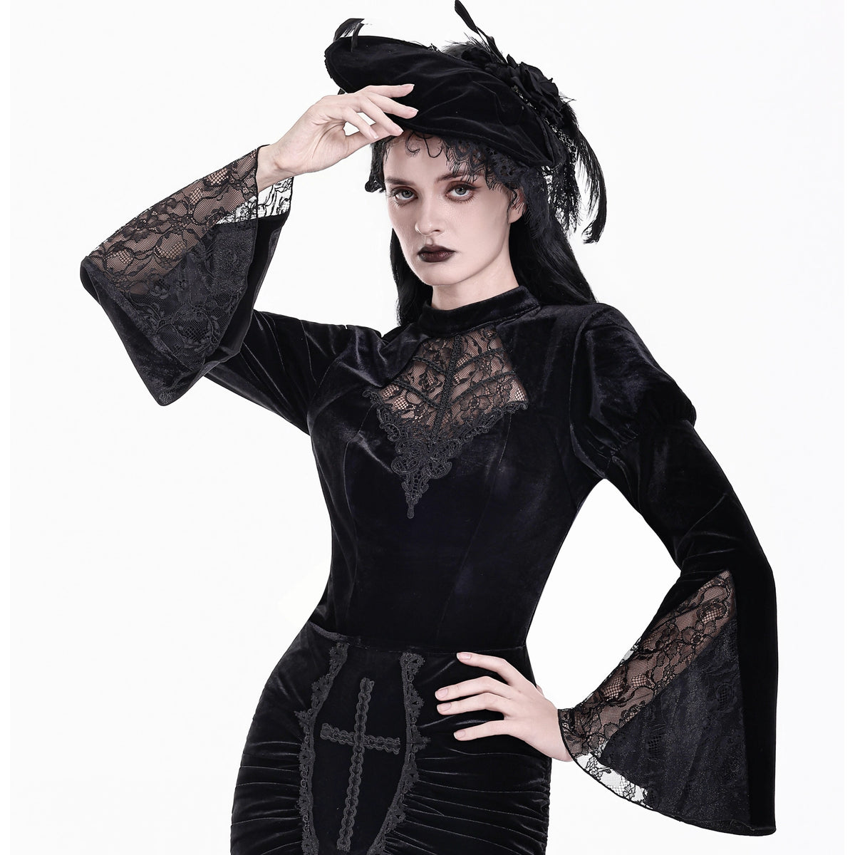 Blusa Gótica de Terciopelo Negro con Mangas Campana y Encaje, puesto en modelo, foto 1