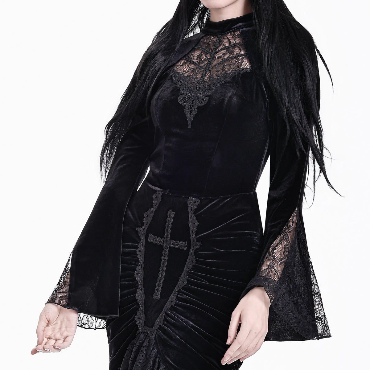 Blusa Gótica de Terciopelo Negro con Mangas Campana y Encaje, puesto en modelo, foto 3