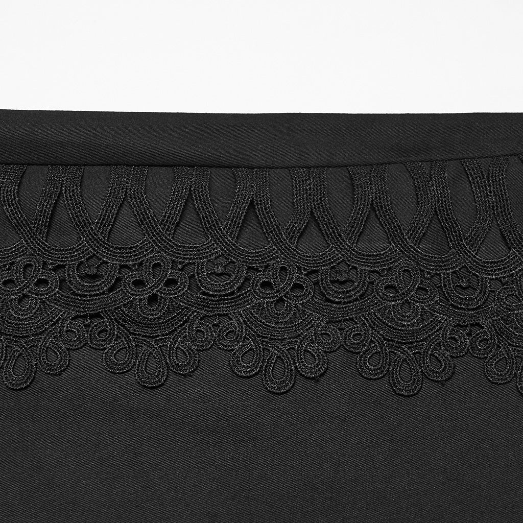 Detalle del encaje calado con dibujo de volutas en la costura lateral