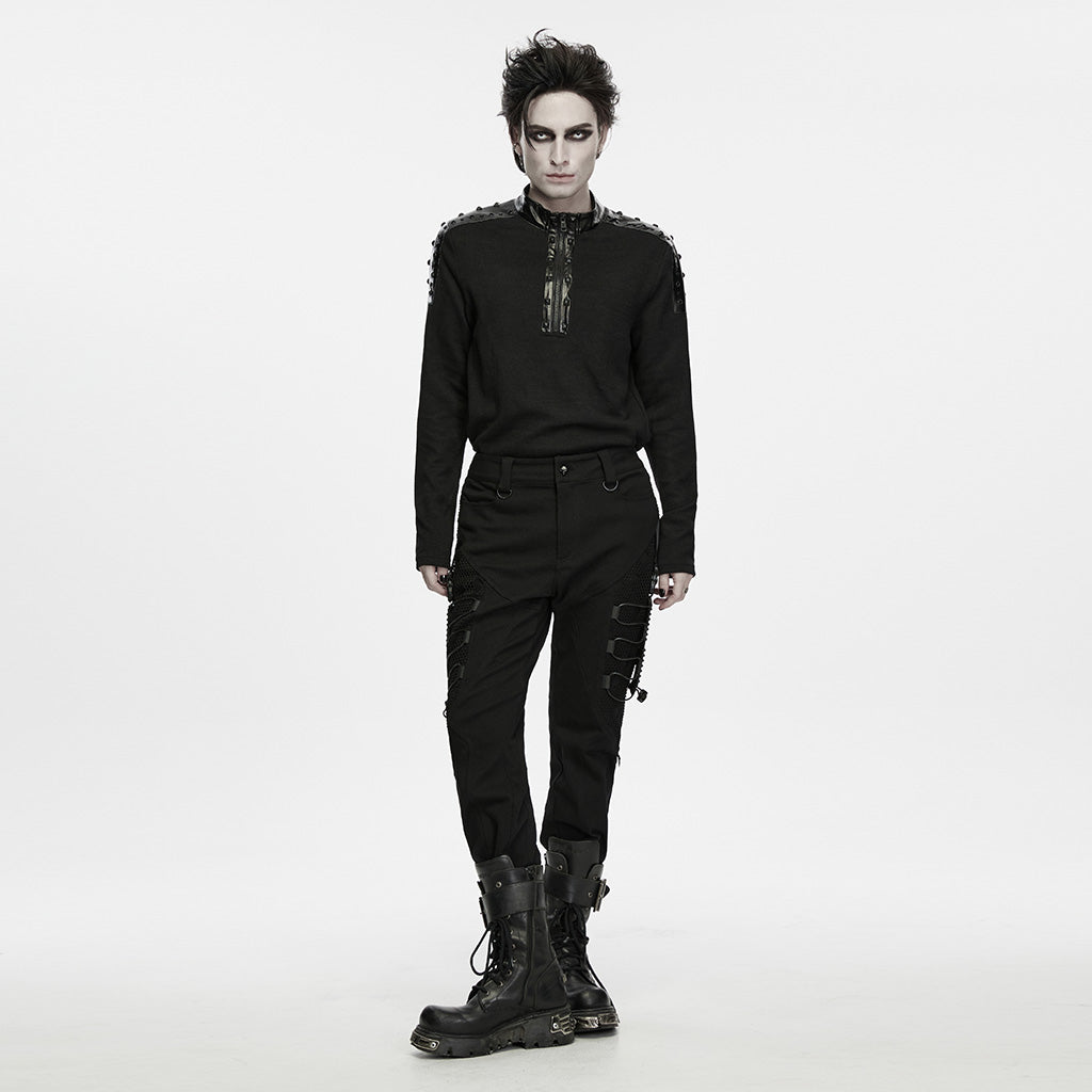 Modelo de cuerpo entero con el vaquero punk negro y botas altas