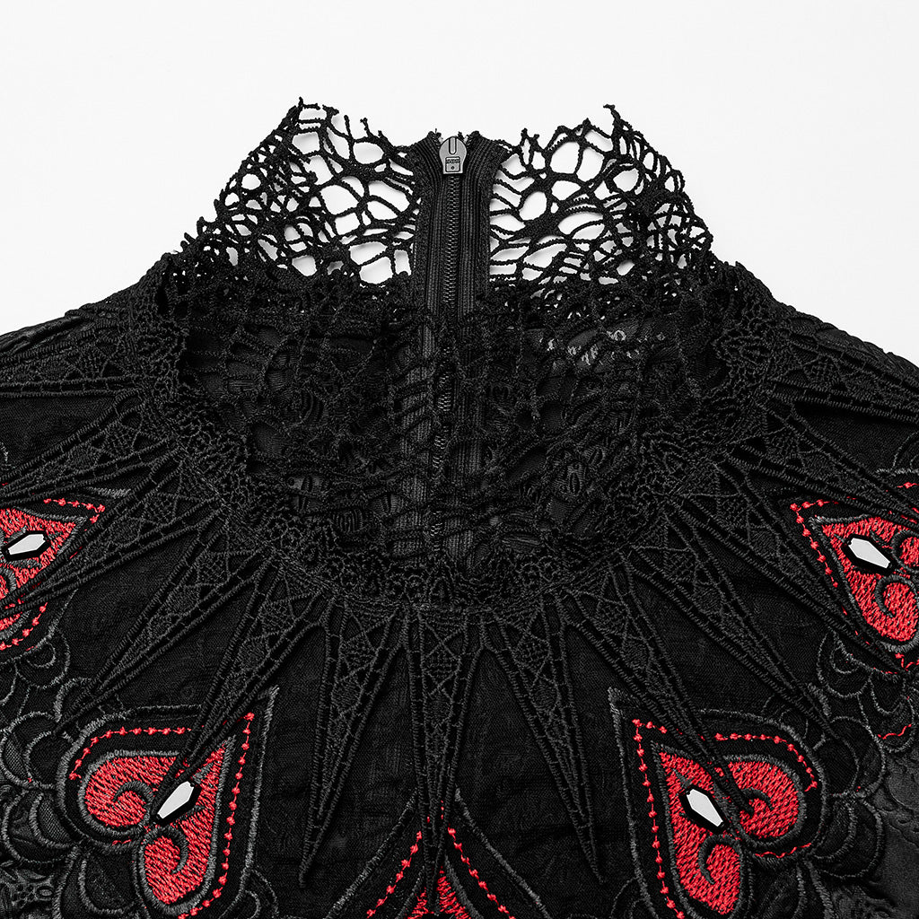 Detalle del cuello alto de encaje de telaraña con cremallera y corazones rojos con piezas en forma de ataúd