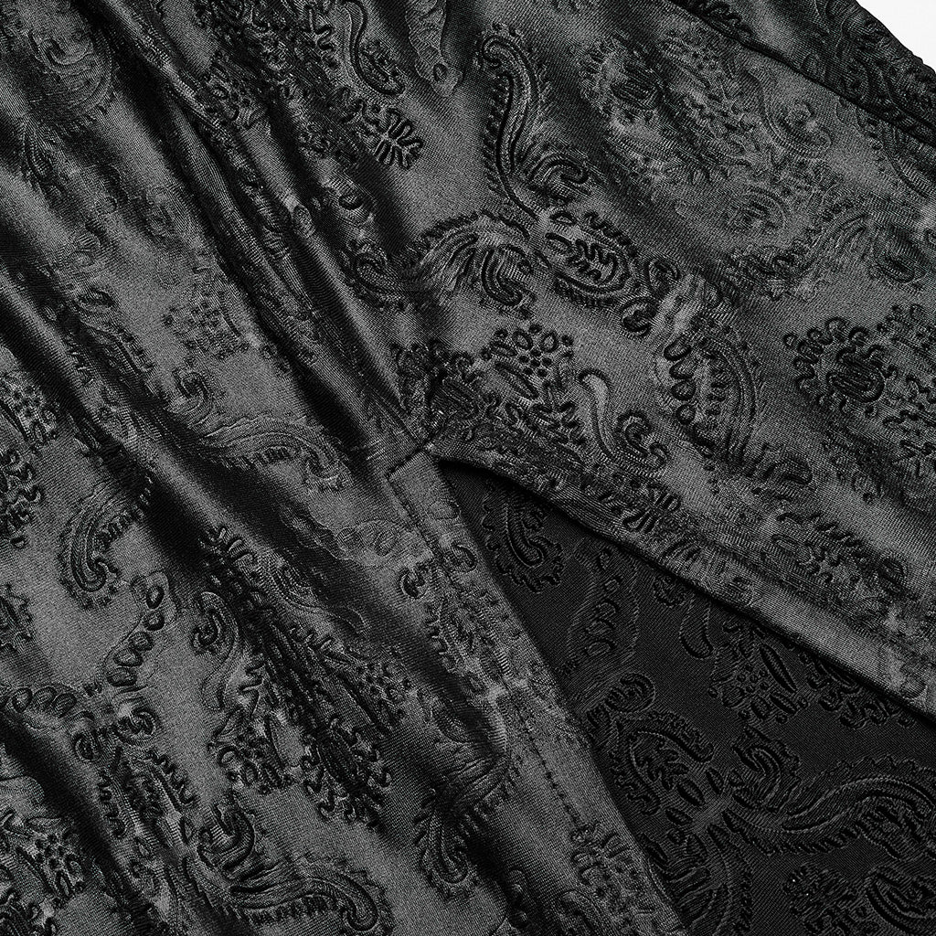 Tejido negro con dibujo barroco gofrado junto a la abertura de la falda