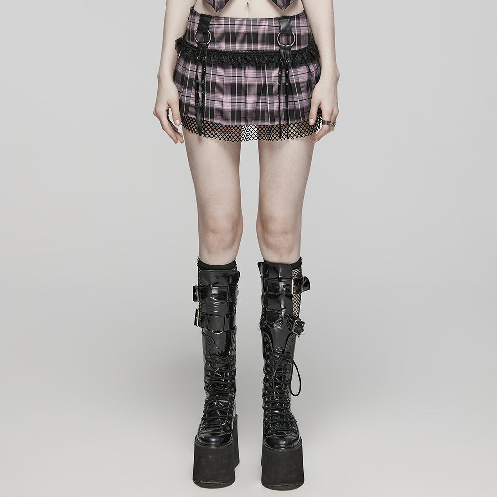 Minifalda punk plisada de cuadros negra y rosa puesta, vista frontal con aros y tiras de polipiel