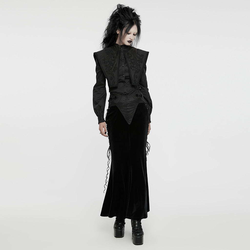Look completo con la falda gótica de terciopelo negro y blusa con cuello bordado, que no se incluye