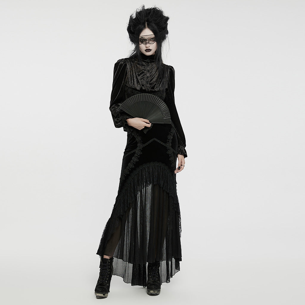 Look gótico de noche con la falda sirena negra, blusa de terciopelo y abanico