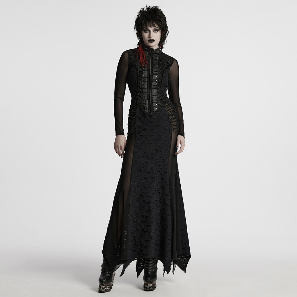 Modelo caminando con el vestido punk negro de mangas de rejilla y caderas fruncidas