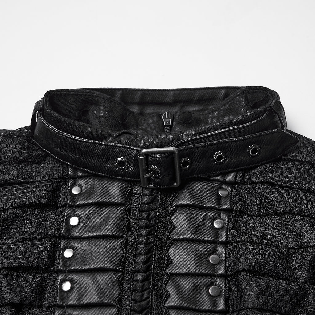 Detalle del cuello alto con tira de polipiel, ojales y hebilla cuadrada