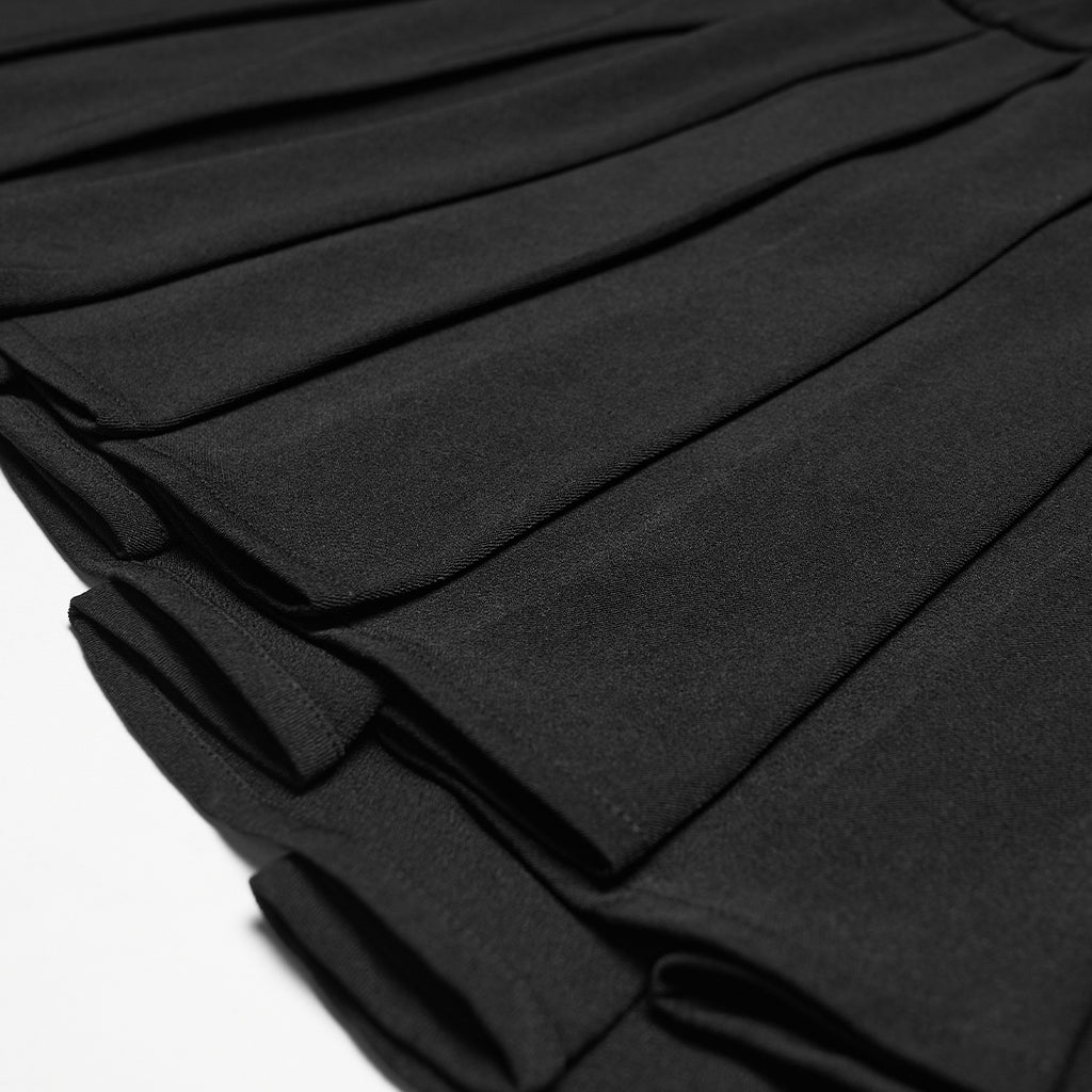 Detalle de los pliegues del bajo de la minifalda negra