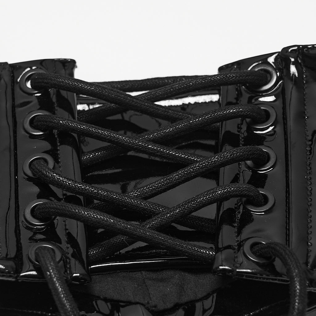 Lazada trasera con ojales metálicos sobre el charol negro