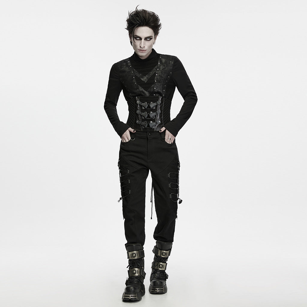 Look completo con el corsé sobre camiseta, pantalón y botas que no se incluyen
