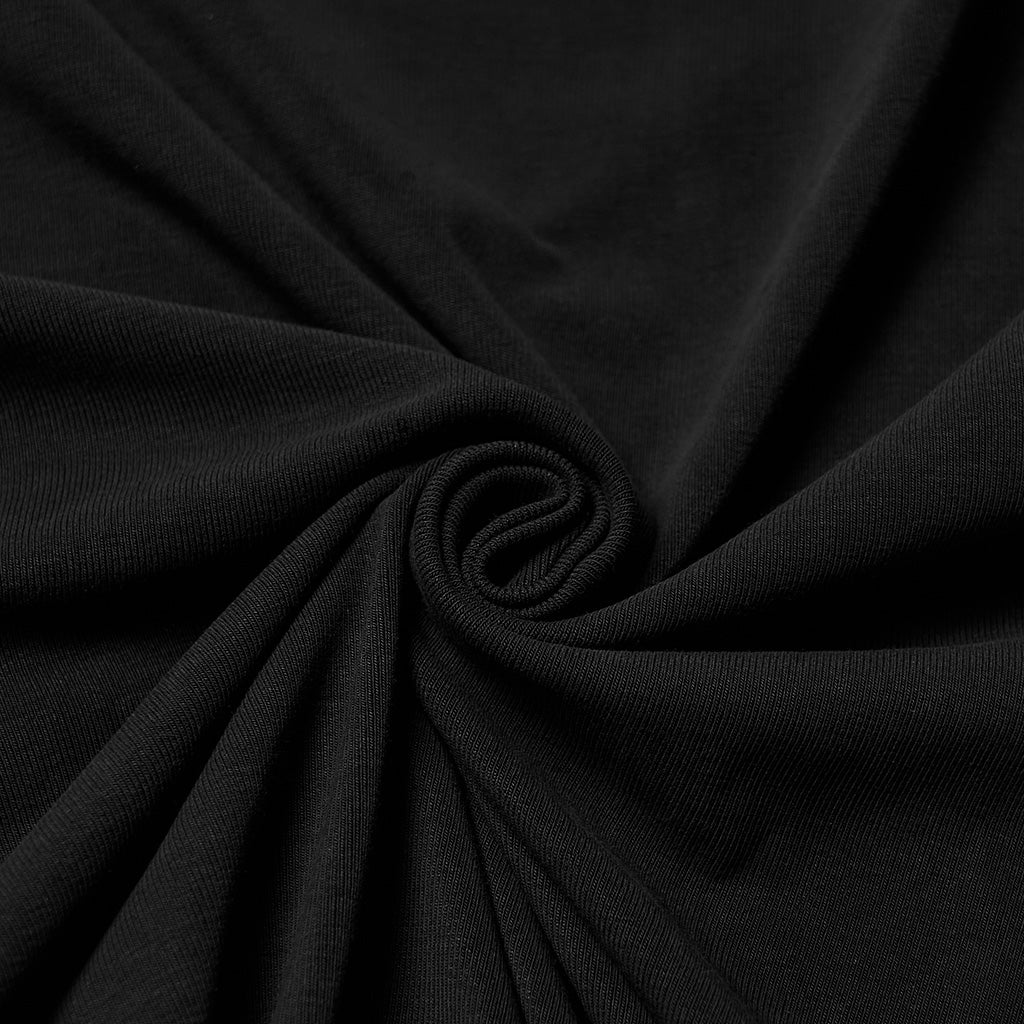 Detalle del tejido de punto negro de lyocell de la camiseta