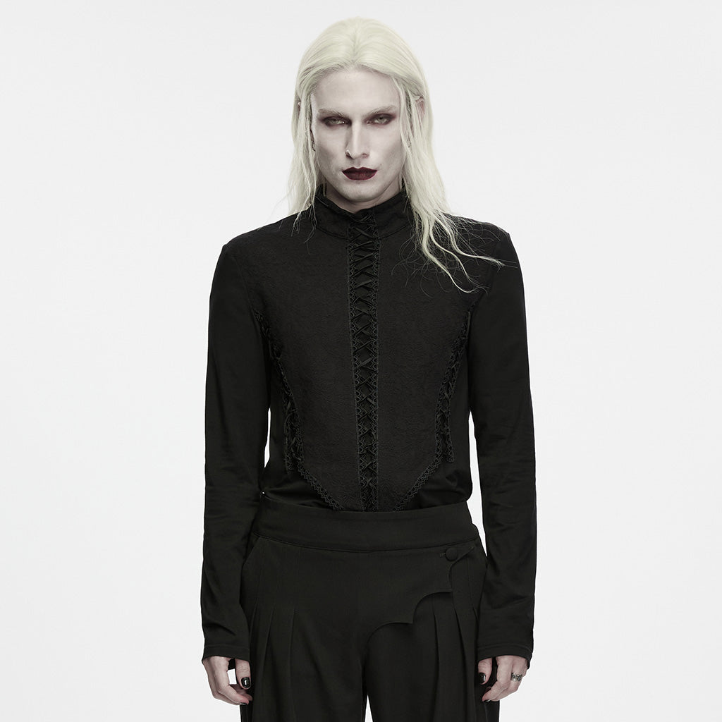 Camiseta gótica victoriana negra de hombre puesta, vista frontal con la pechera de jacquard