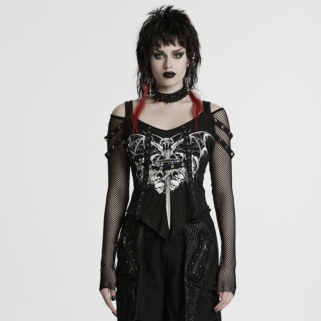 Camiseta punk negra de hombros descubiertos puesta, vista frontal con estampado de daga y calaveras