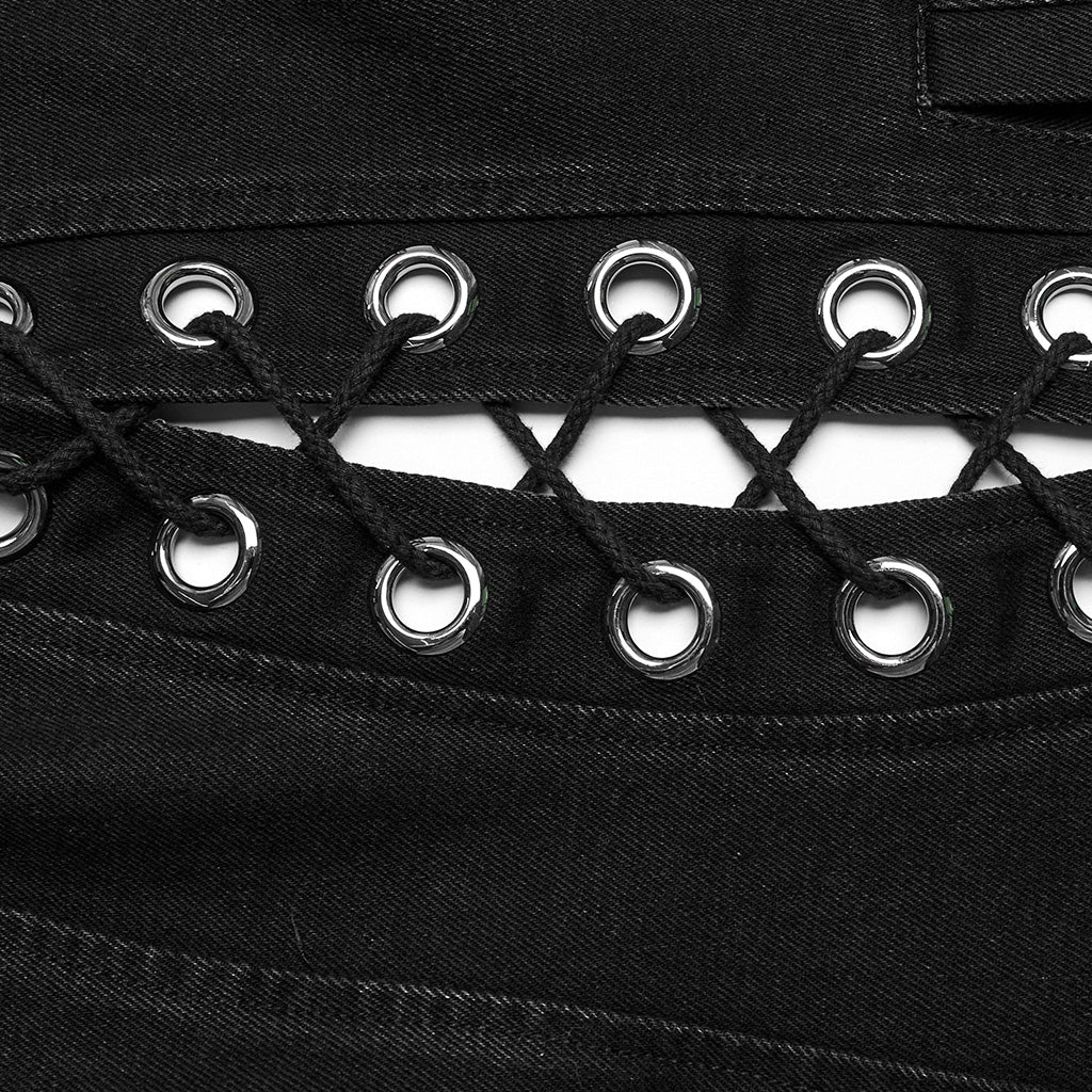 Detalle de la lazada lateral con ojales plateados y cordón negro