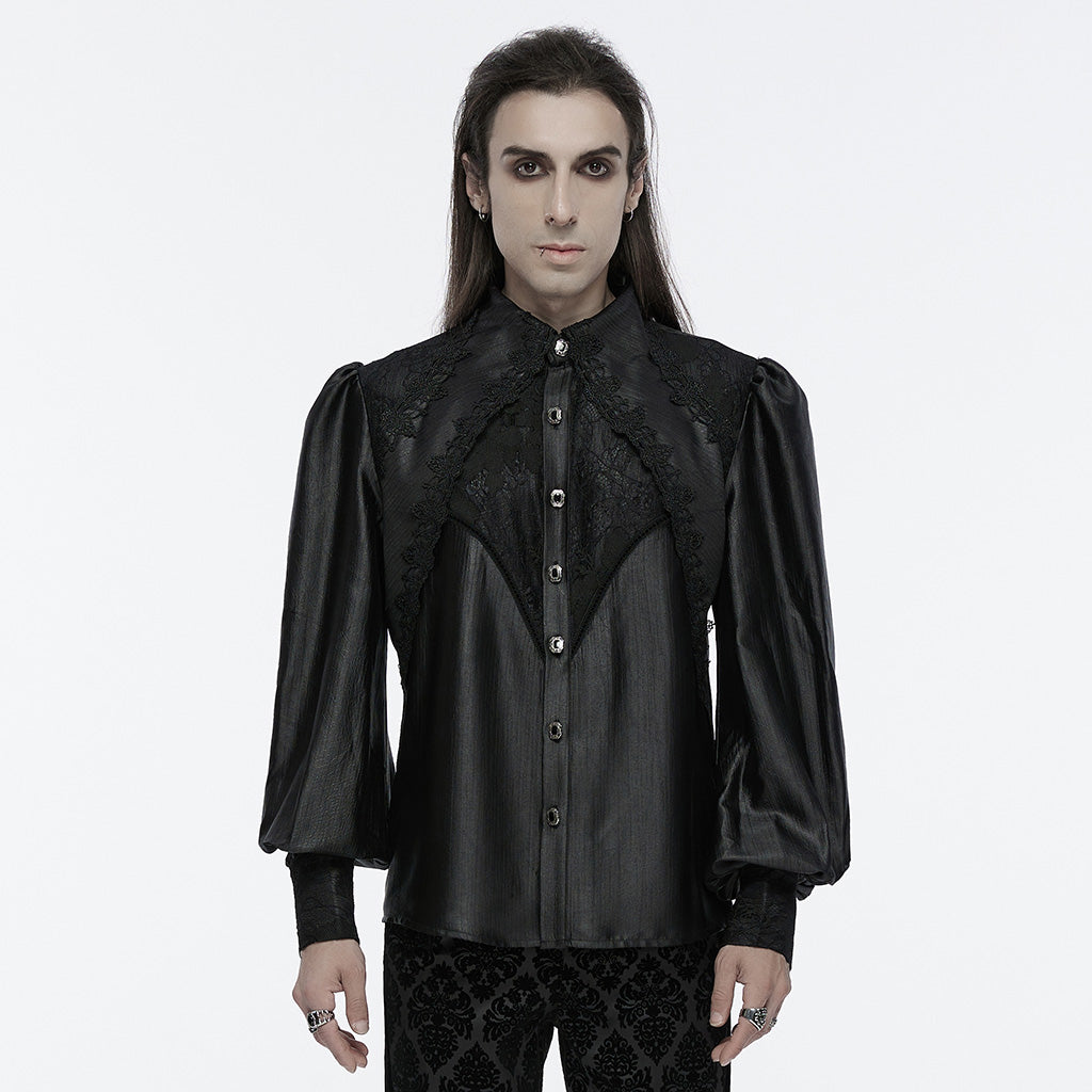 Camisa gótica negra de hombre puesta, vista frontal con el canesú de encaje y las mangas farol