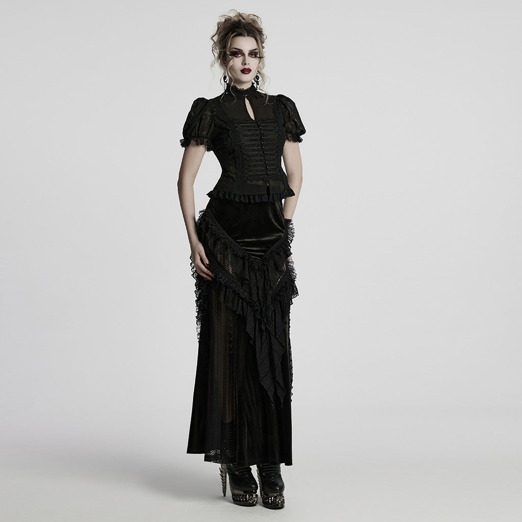 Look completo con la camisa gótica de gasa negra y falda larga de terciopelo, la falda no se incluye