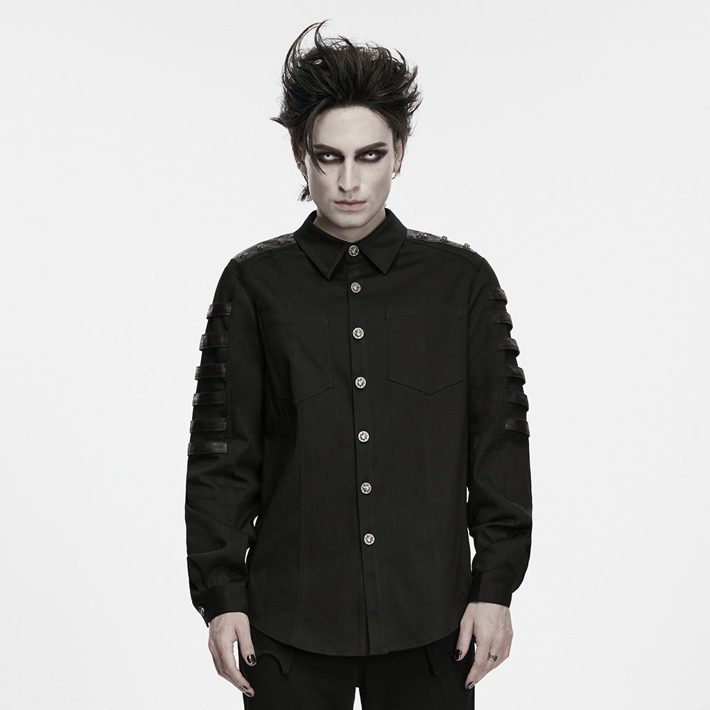 Camisa punk negra de hombre con tiras efecto piel en las mangas, vista frontal puesta