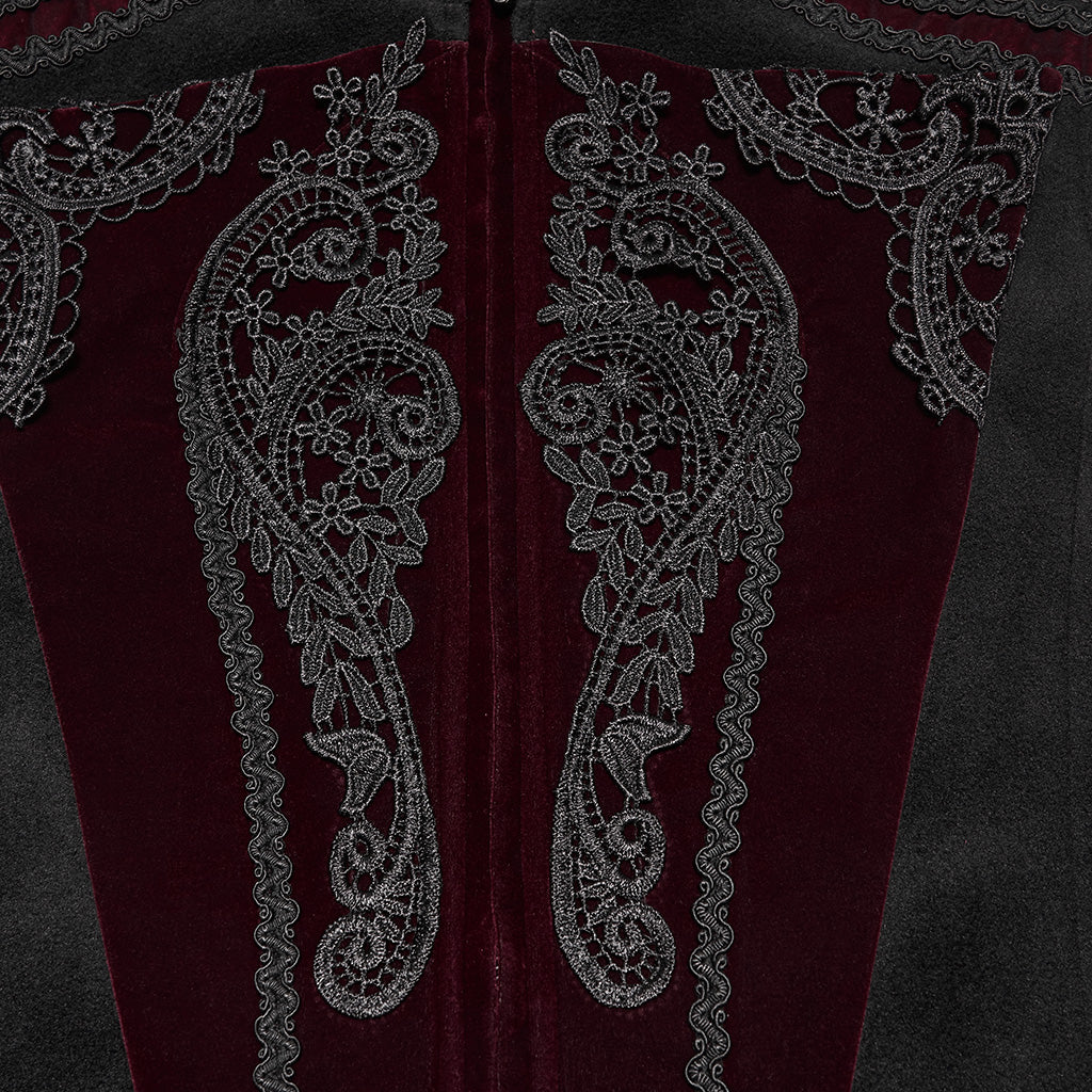 Detalle de los apliques bordados sobre los paneles de terciopelo rojo