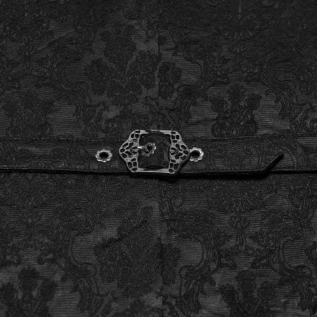 Detalle de la trabilla trasera con hebilla labrada sobre jacquard