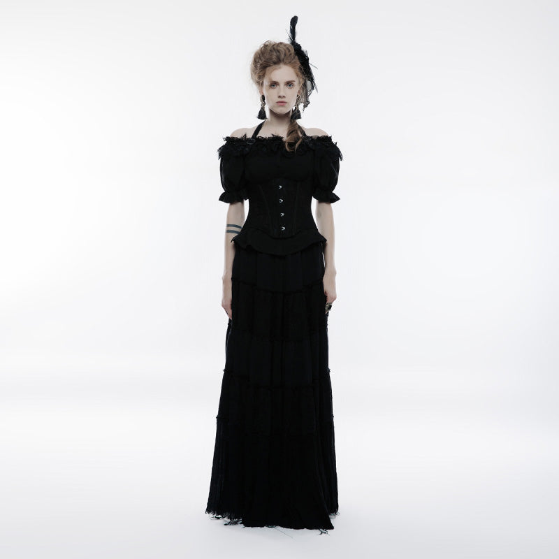 Modelo de cuerpo entero con el corsé underbust negro sobre blusa y falda larga