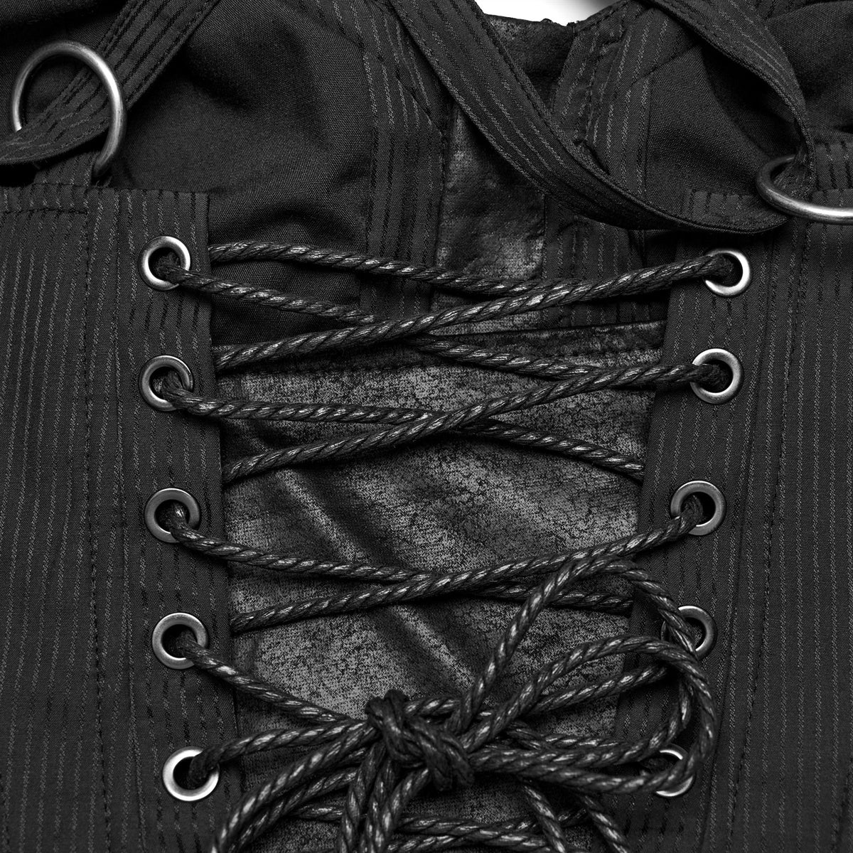 Detalle de la lazada trasera con cordón negro y ojales metálicos