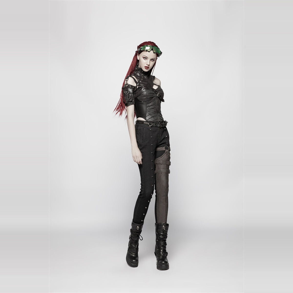 Modelo de perfil con el corsé corto punk negro y accesorios no incluidos