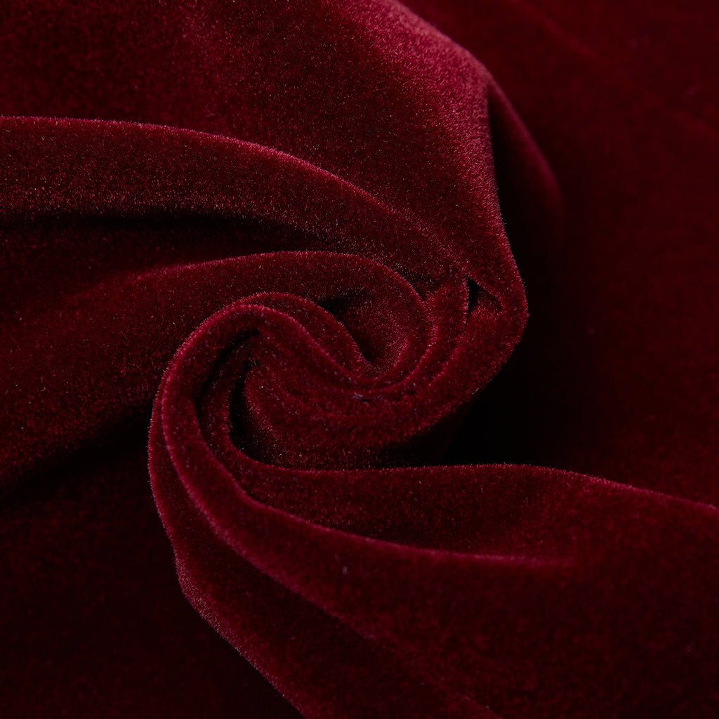 Primer plano del terciopelo rojo del abrigo