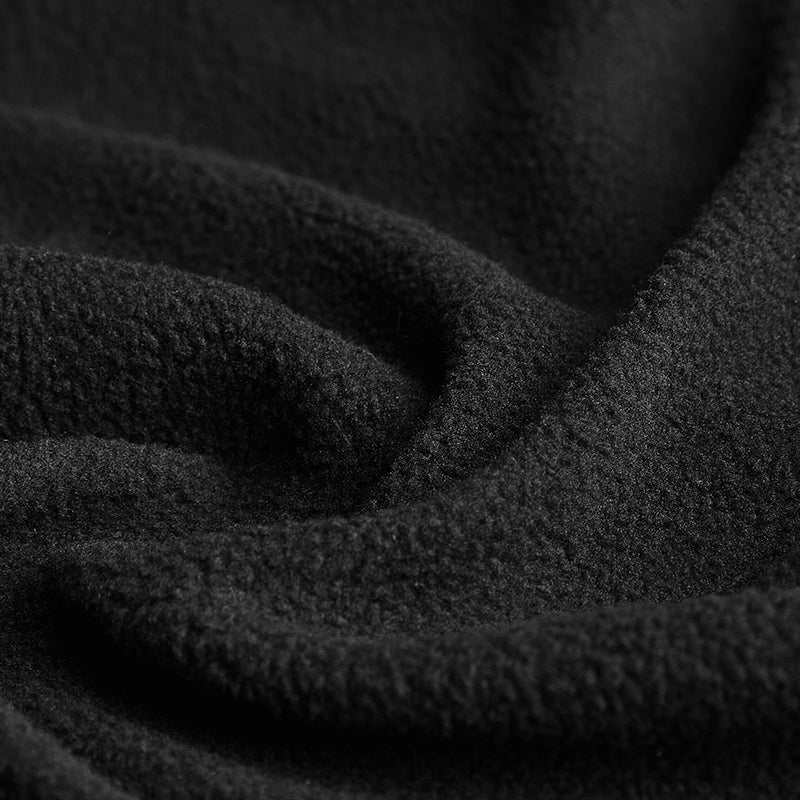 Primer plano de la textura del tejido del abrigo gótico negro