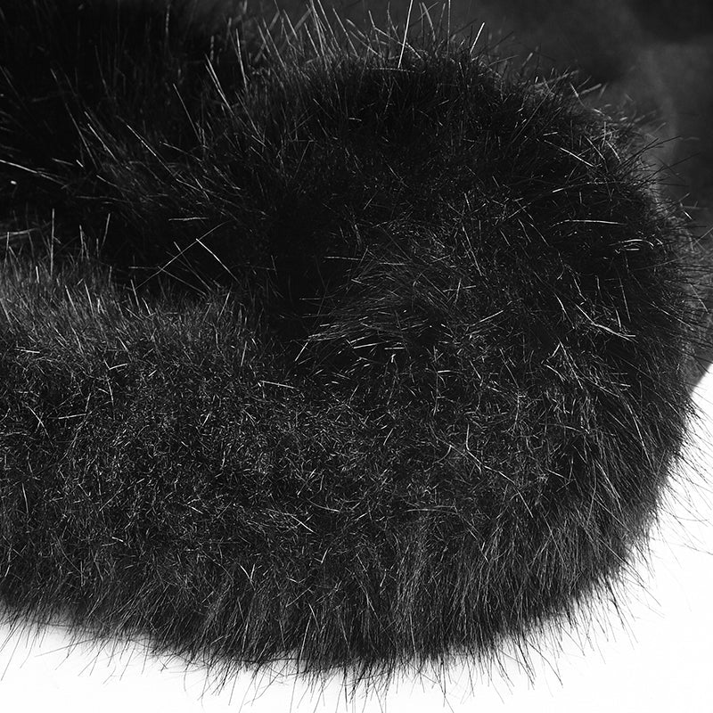Detalle del pelo sintético negro del puño del abrigo