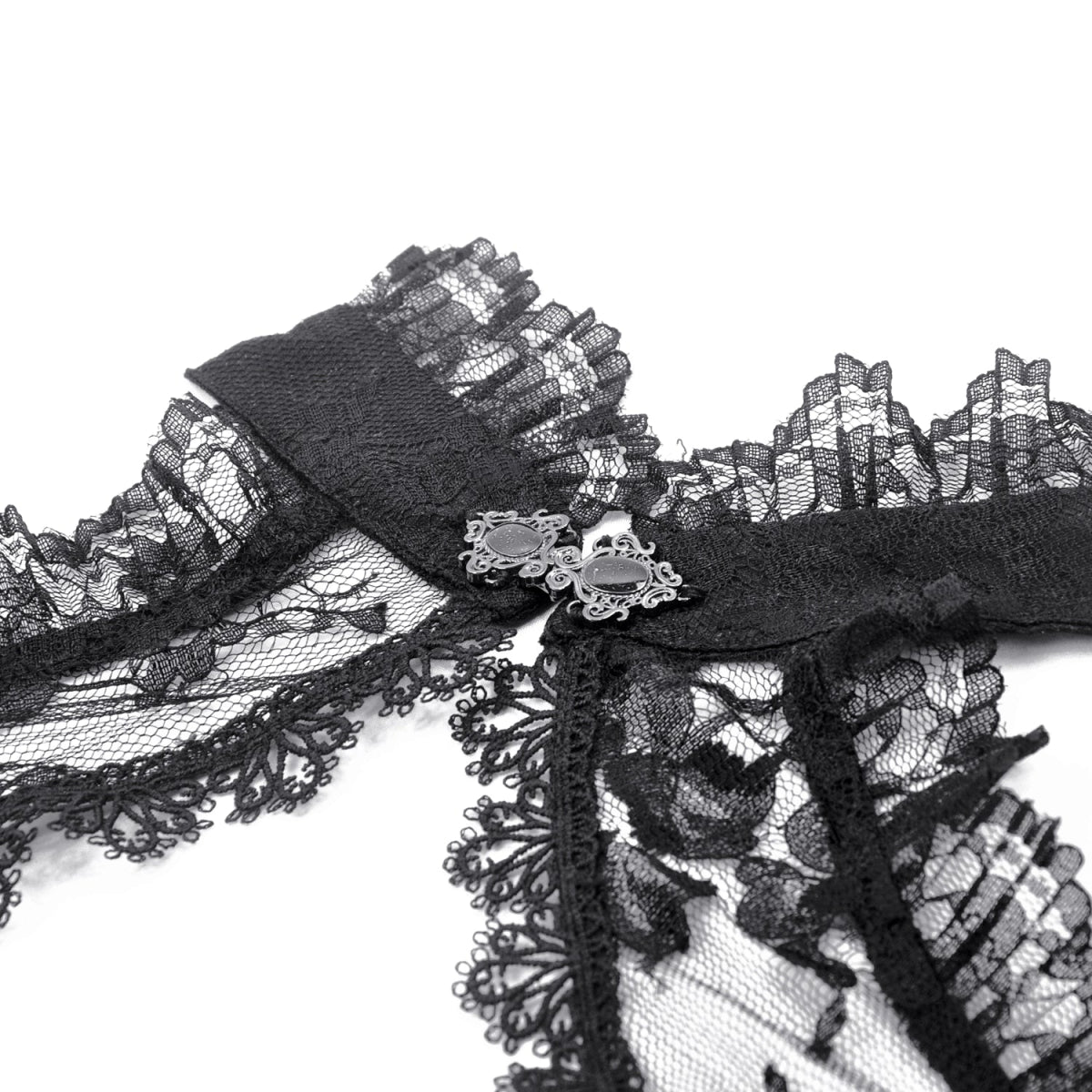 Primer plano del cuello tipo choker de encaje negro con un broche metálico decorativo de estilo vintage gótico en el centro.