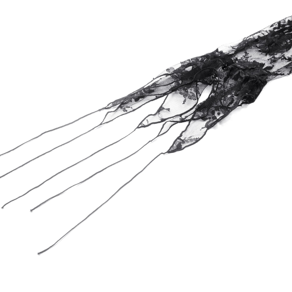 Detalle del puño de la manga de encaje floral con flecos largos y delgados que cuelgan, mostrando la textura del tejido.