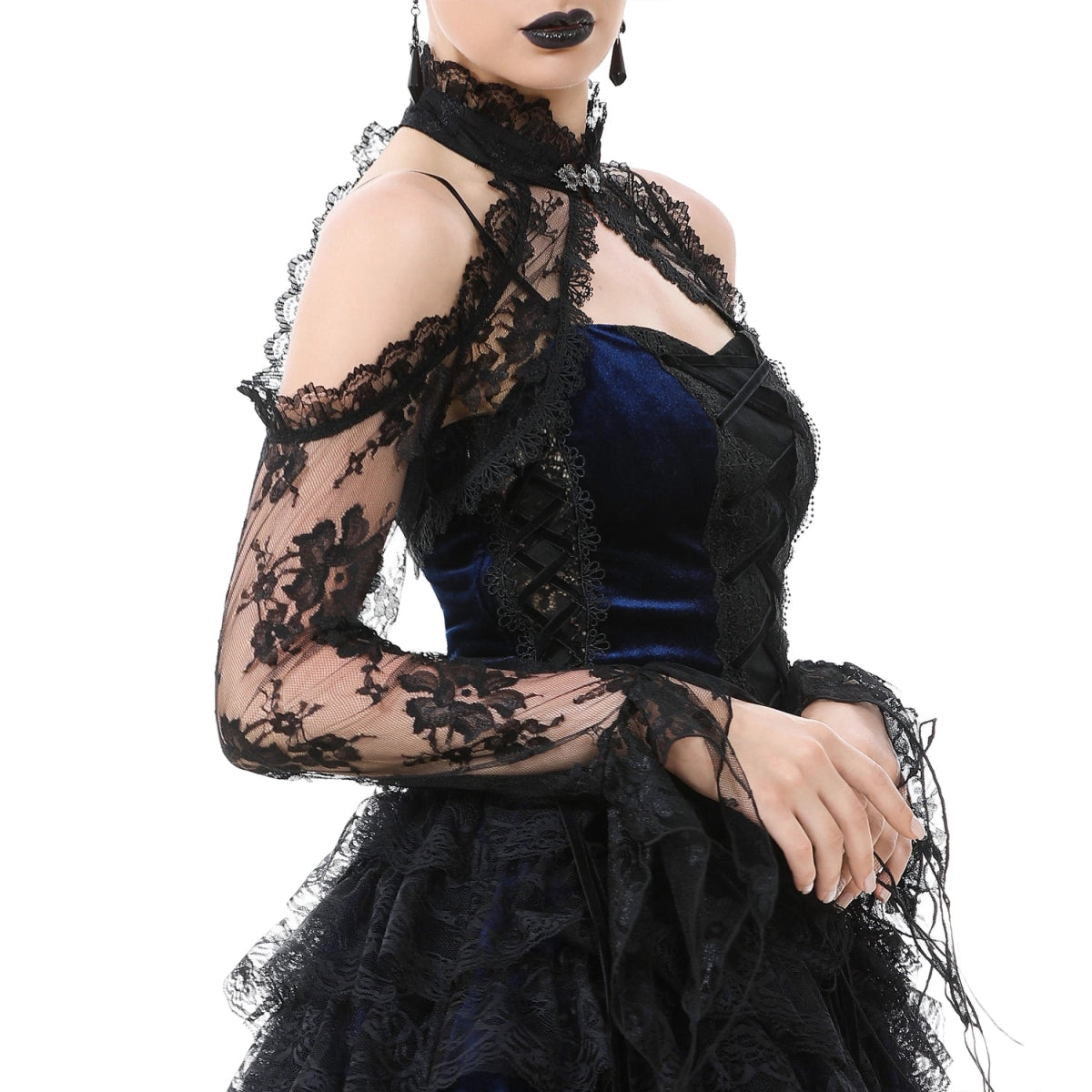 Vista lateral que muestra la caída de las mangas de encaje y la estructura entallada del vestido de terciopelo.