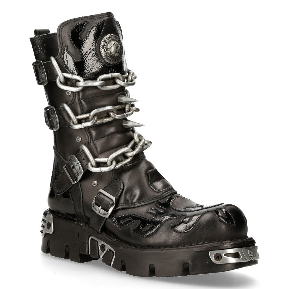 Bota New Rock M-727-S5 en vista de tres cuartos con pinchos cónicos y medallón