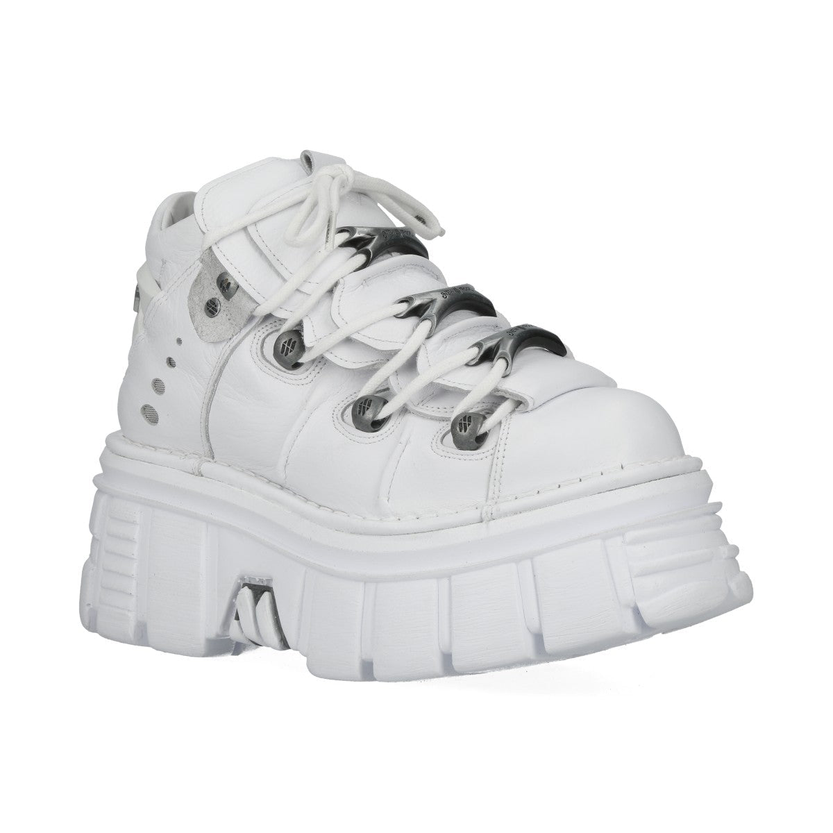 Botín blanco M-106-S53 en tres cuartos con huesos metálicos y cordones blancos